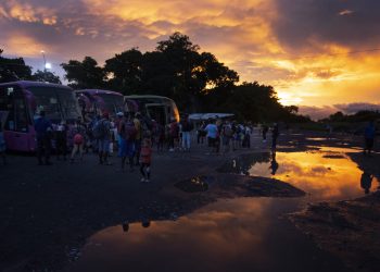 Migrants wait to board buses that will take them to the Nicaraguan border, at a refugee camp in Paso Canoas, some 300 km south of San Jose, in Puntarenas Province, Costa Rica, on September 26, 2023. - An ever-increasing flow of migrants arrives every day in the town of Paso Canoas, the main border crossing between Panama and Costa Rica, battered after crossing the Darien jungle on their way to the United States. (Photo by Ezequiel BECERRA / AFP)