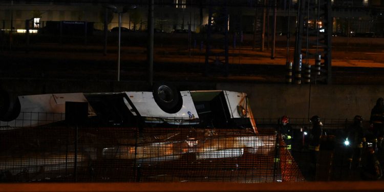 A picture shows the site of a bus accident on October 03, 2023 in Mestre, near Venice. At least 20 people were killed Tuesday when a bus plunged off a bridge in the northern Italian city of Venice, a city hall spokesman told AFP. - The crash caused "at least 20 deaths, including two children," the spokesman said. Firefighters said the bus caught fire after careering off a bridge linking the Mestre and Marghera districts. (Photo by Marco SABADIN / AFP)