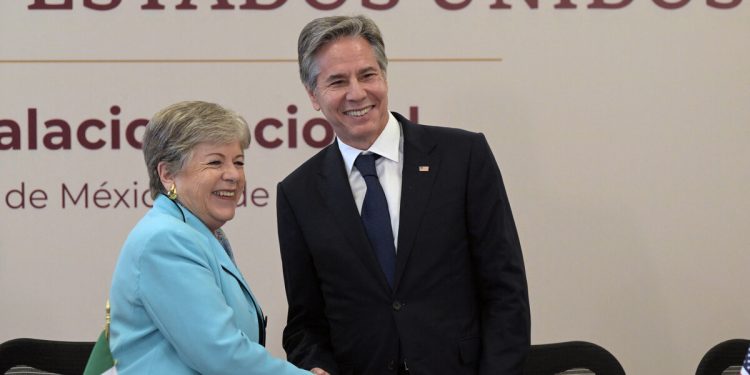 Mexico's Foreign Minister Alicia Barcena (L) and US Secretary of State Antony Blinken shake hands during a US-Mexico high-level security dialogue at the National Palace in Mexico City on October 5, 2023. - Blinken arrived in Mexico for security talks. (Photo by Rodrigo ARANGUA / AFP)