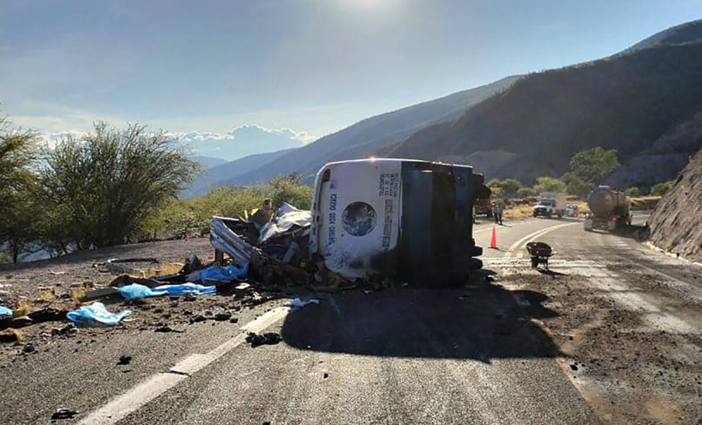 Mueren 18 migrantes de Venezuela y Haití en accidente de carretera en México