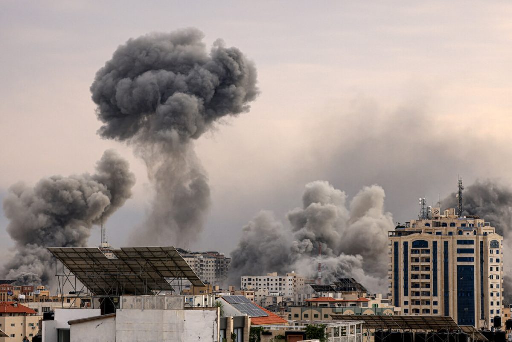 Una columna de humo se eleva en el cielo de la ciudad de Gaza durante un ataque aéreo israelí el 9 de octubre de 2023. - Israel golpeó implacablemente la Franja de Gaza durante la noche y hasta el 9 de octubre mientras continuaban los combates con Hamás en toda la Franja de Gaza, mientras aumentaba el número de muertos por la guerra. contra los militantes palestinos superó los 1.100. (Foto de MAHMUD HAMS / AFP)