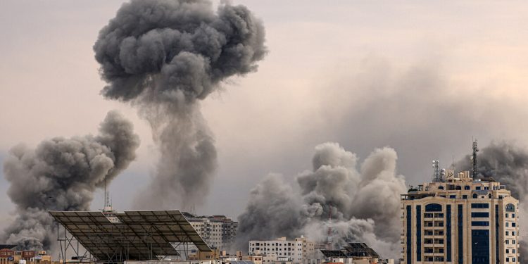 Una columna de humo se eleva en el cielo de la ciudad de Gaza durante un ataque aéreo israelí el 9 de octubre de 2023. - Israel golpeó implacablemente la Franja de Gaza durante la noche y hasta el 9 de octubre mientras continuaban los combates con Hamás en toda la Franja de Gaza, mientras aumentaba el número de muertos por la guerra. contra los militantes palestinos superó los 1.100. (Foto de MAHMUD HAMS / AFP)