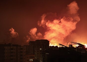 Una bola de fuego estalla durante el bombardeo israelí de la ciudad de Gaza el 9 de octubre de 2023. - Israel impuso un asedio total a la Franja de Gaza el 9 de octubre y cortó el suministro de agua mientras seguía bombardeando objetivos en el superpoblado enclave palestino en respuesta a la sorpresa de Hamás.