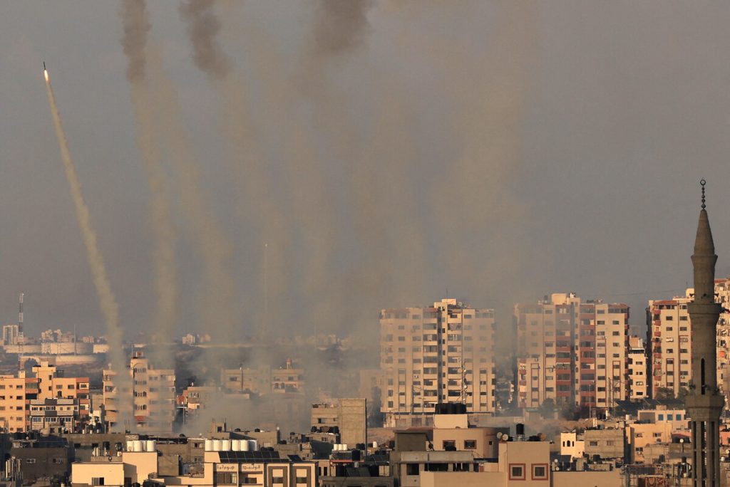 Militantes palestinos disparan una salva de cohetes desde Gaza hacia Israel el 10 de octubre de 2023. (Foto de MAHMUD HAMS / AFP)
