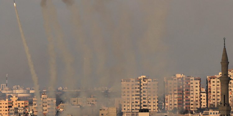 Militantes palestinos disparan una salva de cohetes desde Gaza hacia Israel el 10 de octubre de 2023. (Foto de MAHMUD HAMS / AFP)