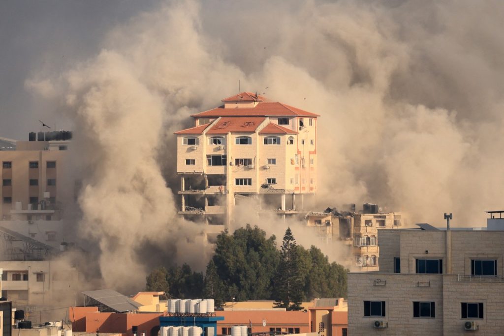 Se elevan columnas de humo tras el bombardeo israelí en la ciudad de Gaza el 11 de octubre de 2023, en el quinto día de combates entre Israel y el movimiento Hamás. - Israel declaró la guerra a Hamás el 8 de octubre tras un asalto por tierra, aire y mar por parte de los islamistas con base en Gaza. (Foto de MAHMUD HAMS / AFP)