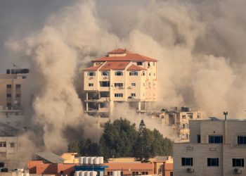Se elevan columnas de humo tras el bombardeo israelí en la ciudad de Gaza el 11 de octubre de 2023, en el quinto día de combates entre Israel y el movimiento Hamás. - Israel declaró la guerra a Hamás el 8 de octubre tras un asalto por tierra, aire y mar por parte de los islamistas con base en Gaza. (Foto de MAHMUD HAMS / AFP)