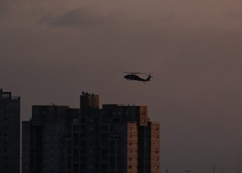 Una imagen muestra un helicóptero volando sobre la ciudad de Ashkelon, en el sur de Israel, el 12 de octubre de 2023. - Miles de personas, tanto israelíes como palestinas, han muerto desde el 7 de octubre, después de que militantes palestinos de Hamas entraran en Israel en un ataque sorpresa que llevó a Israel a declarar la guerra. sobre Hamás en el enclave de la Franja de Gaza. (Foto de YURI CORTEZ / AFP)