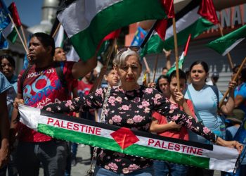 La gente participa en una protesta contra las operaciones militares de Israel en Gaza y en apoyo del pueblo palestino en la Plaza Bolívar de Caracas el 12 de octubre de 2023. (Foto de Federico PARRA / AFP)