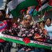 La gente participa en una protesta contra las operaciones militares de Israel en Gaza y en apoyo del pueblo palestino en la Plaza Bolívar de Caracas el 12 de octubre de 2023. (Foto de Federico PARRA / AFP)