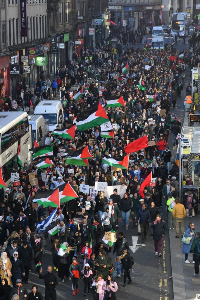La gente marcha por Union Street con banderas palestinas mientras participa en una manifestación para mostrar solidaridad con el pueblo palestino, en Glasgow el 14 de octubre de 2023, en apoyo de "su derecho a la resistencia". - El primer ministro británico, Rishi Sunak, pidió el viernes a Israel que tome "todas las precauciones posibles para proteger a los civiles" en su respuesta al mortal ataque del fin de semana pasado por parte de Hamás. (Foto de ANDY BUCHANAN / AFP)