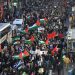 La gente marcha por Union Street con banderas palestinas mientras participa en una manifestación para mostrar solidaridad con el pueblo palestino, en Glasgow el 14 de octubre de 2023, en apoyo de "su derecho a la resistencia". - El primer ministro británico, Rishi Sunak, pidió el viernes a Israel que tome "todas las precauciones posibles para proteger a los civiles" en su respuesta al mortal ataque del fin de semana pasado por parte de Hamás. (Foto de ANDY BUCHANAN / AFP)