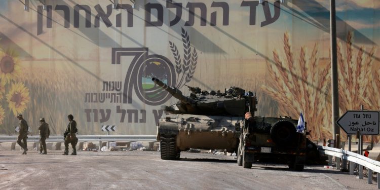 Tropas israelíes patrullan cerca del kibutz Nahal Oz en la frontera con la Franja de Gaza el 15 de octubre de 2023. - Más de un millón de personas han sido desplazadas en la Franja de Gaza en la última semana, dijo la ONU el 25 de octubre, después de una semana de ocupación israelí bombardeos y advertencias sobre un ataque terrestre contra los comandantes de Hamás. (Foto de Menahem KAHANA / AFP)