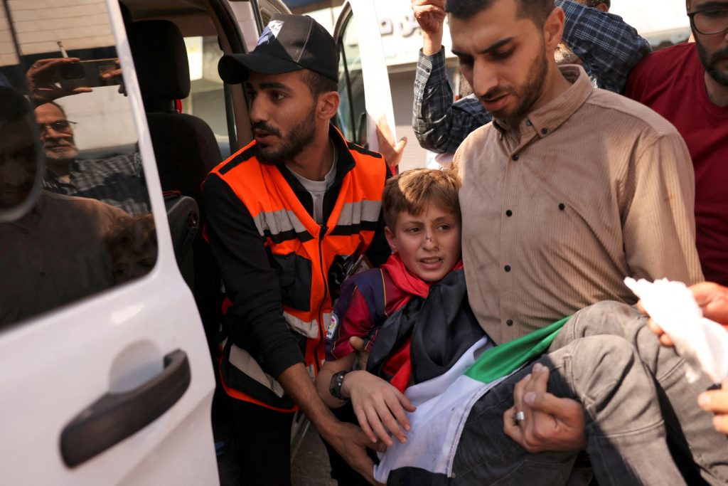 Un niño palestino herido durante enfrentamientos entre manifestantes y fuerzas de seguridad israelíes recibe tratamiento en la ciudad ocupada de Hebrón, en Cisjordania, el 18 de octubre de 2023, durante las protestas tras un ataque que arrasó un complejo hospitalario de Gaza y mató a cientos de personas el 17 de octubre de 2023. Israel y Los palestinos se culparon mutuamente del incidente, que un presidente estadounidense "indignado y profundamente entristecido", Joe Biden, denunció durante una visita a Oriente Medio. (Foto de HAZEM BADER / AFP)