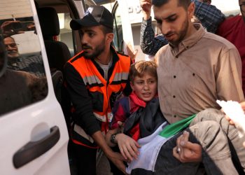 Un niño palestino herido durante enfrentamientos entre manifestantes y fuerzas de seguridad israelíes recibe tratamiento en la ciudad ocupada de Hebrón, en Cisjordania, el 18 de octubre de 2023, durante las protestas tras un ataque que arrasó un complejo hospitalario de Gaza y mató a cientos de personas el 17 de octubre de 2023. Israel y Los palestinos se culparon mutuamente del incidente, que un presidente estadounidense "indignado y profundamente entristecido", Joe Biden, denunció durante una visita a Oriente Medio. (Foto de HAZEM BADER / AFP)