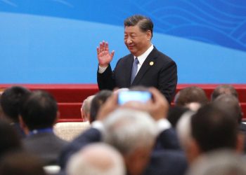 Esta fotografía de grupo distribuida por la agencia estatal rusa Sputnik muestra al presidente chino Xi Jinping haciendo un gesto durante la ceremonia de apertura del tercer Foro de la Franja y la Ruta para la Cooperación Internacional en el Gran Salón del Pueblo en Beijing el 18 de octubre de 2023. (Foto de Andrei Gordeyev / PISCINA / AFP)