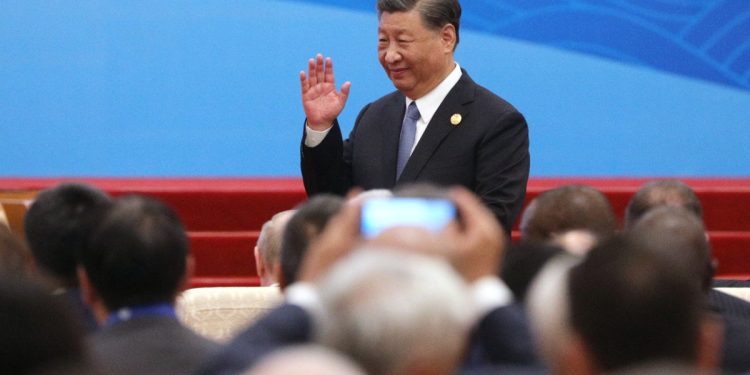 Esta fotografía de grupo distribuida por la agencia estatal rusa Sputnik muestra al presidente chino Xi Jinping haciendo un gesto durante la ceremonia de apertura del tercer Foro de la Franja y la Ruta para la Cooperación Internacional en el Gran Salón del Pueblo en Beijing el 18 de octubre de 2023. (Foto de Andrei Gordeyev / PISCINA / AFP)