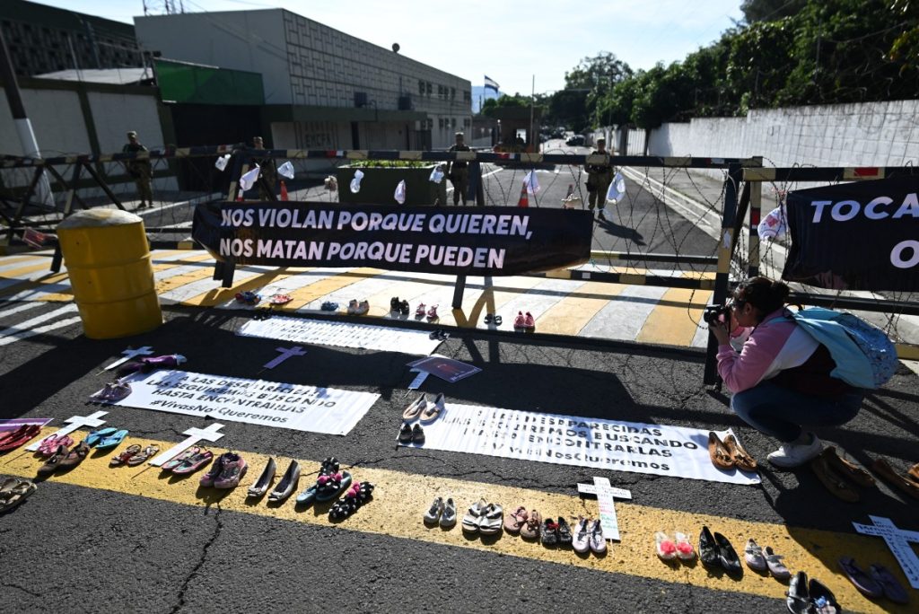 Protesta en El Salvador exige freno a violencia contra niñas y mujeres