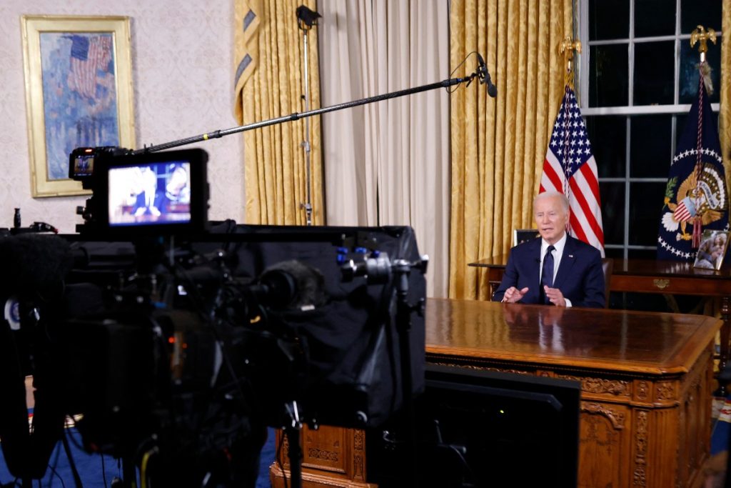 El presidente estadounidense Joe Biden se dirige a la nación sobre el conflicto entre Israel y Gaza y la invasión rusa de Ucrania desde la Oficina Oval de la Casa Blanca en Washington, DC, el 19 de octubre de 2023. - El presidente Joe Biden pronunciará un inusual discurso en la Oficina Oval 19 de octubre de 2023 instando a los estadounidenses a respaldar la ayuda militar a Israel y Ucrania en lo que él llama un momento peligroso para la democracia en todo el mundo. (Foto de JONATHAN ERNST / PISCINA / AFP)