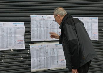 Un votante chequea la boleta electoral en Buenos Aires, Argentina. Foto: AFP