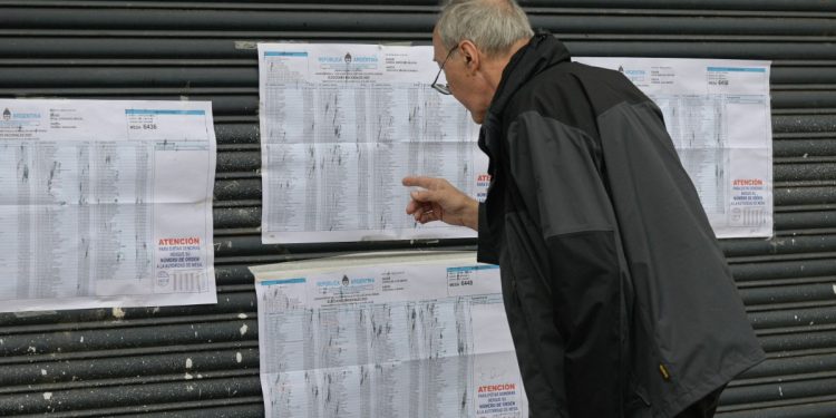 Un votante chequea la boleta electoral en Buenos Aires, Argentina. Foto: AFP