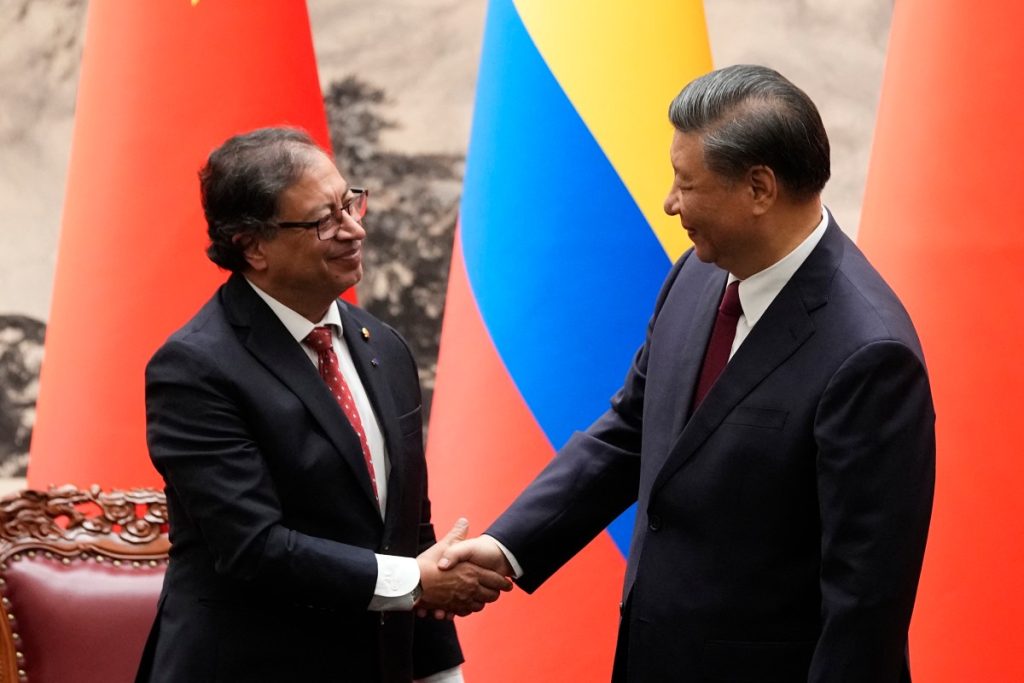 Petro llega a China buscando apoyo para un canal ferroviario interoceánico