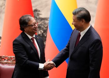 El presidente de China, Xi Jinping (derecha), le da la mano al presidente de Colombia, Gustavo Petro, durante una ceremonia de firma celebrada en el Gran Palacio del Pueblo en Beijing el 25 de octubre de 2023. (Foto de Ken Ishii / POOL / AFP)