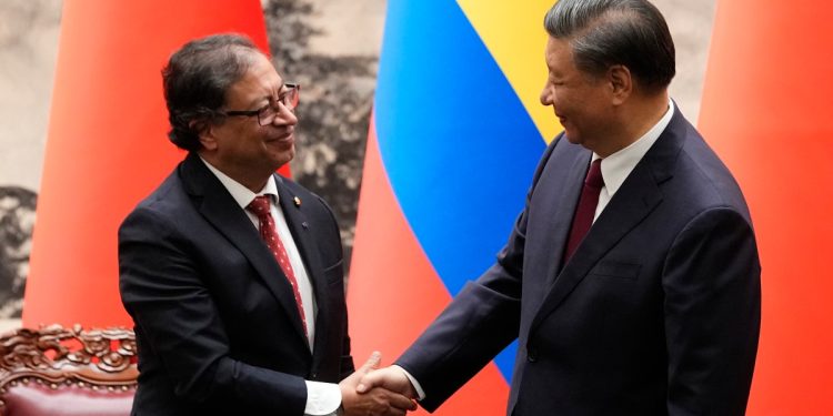 El presidente de China, Xi Jinping (derecha), le da la mano al presidente de Colombia, Gustavo Petro, durante una ceremonia de firma celebrada en el Gran Palacio del Pueblo en Beijing el 25 de octubre de 2023. (Foto de Ken Ishii / POOL / AFP)