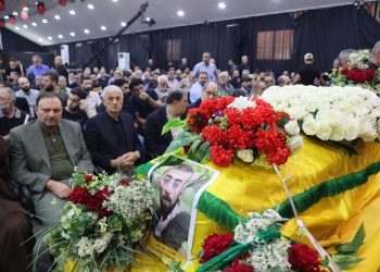 Los dolientes asisten al funeral de un combatiente del movimiento chiita libanés Hezbollah, que murió en enfrentamientos con Israel, durante su funeral en el suburbio sur de Beirut el 23 de octubre de 2023. (Foto de ANWAR AMRO / AFP)