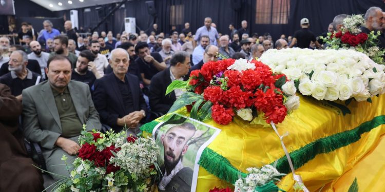 Los dolientes asisten al funeral de un combatiente del movimiento chiita libanés Hezbollah, que murió en enfrentamientos con Israel, durante su funeral en el suburbio sur de Beirut el 23 de octubre de 2023. (Foto de ANWAR AMRO / AFP)