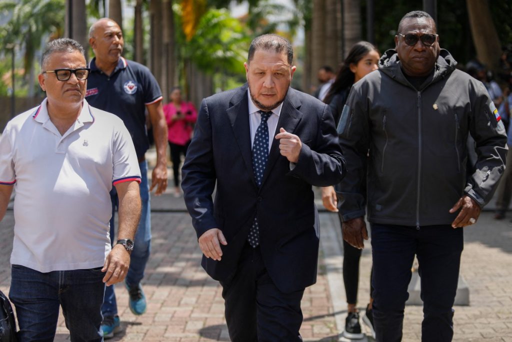 El diputado de la Asamblea Nacional, José Brito (C), sale después de una conferencia de prensa frente al Tribunal Supremo de Justicia (TSJ) en Caracas el 24 de octubre de 2023. - Un líder de la oposición disidente cuestionó el martes el proceso primario de Venezuela que definió al rival del presidente Nicolás Maduro en 2024 antes. al tribunal supremo del país alegando que las cifras de participación estaban infladas. (Foto de Pedro Rances Mattey / AFP)