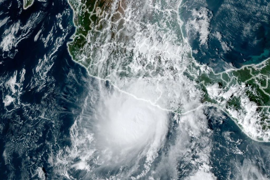 Acapulco permanece incomunicado tras paso de potente huracán Otis en México