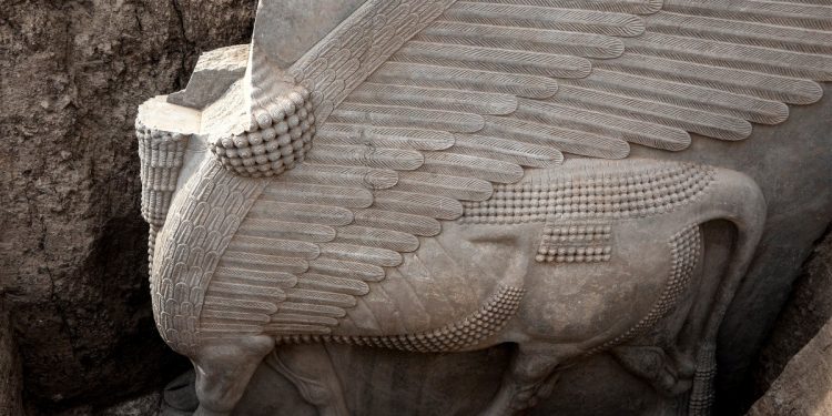 Esta fotografía tomada el 24 de octubre de 2023 muestra una vista de una escultura de alabastro asirio Lamassu (toro alado con cabeza humana) recién desenterrada con todas sus alas intactas por la misión arqueológica francesa en el sitio arqueológico de Khorsabad (también conocido como Dur- Sharrukin), la antigua capital asiria en la época de Sargón II (721-705 a. C.) en la provincia de Nínive, al norte de Irak. - Sólo faltaba la cabeza de la escultura de 2.700 años de antigüedad, que ya estaba en la colección del Museo de Irak en Bagdad después de haber sido confiscada por funcionarios de aduanas a los contrabandistas en los años 1990, dijo el líder francés de la excavación, Pascal Butterlin. (Foto de Zaid AL-OBEIDI / AFP)