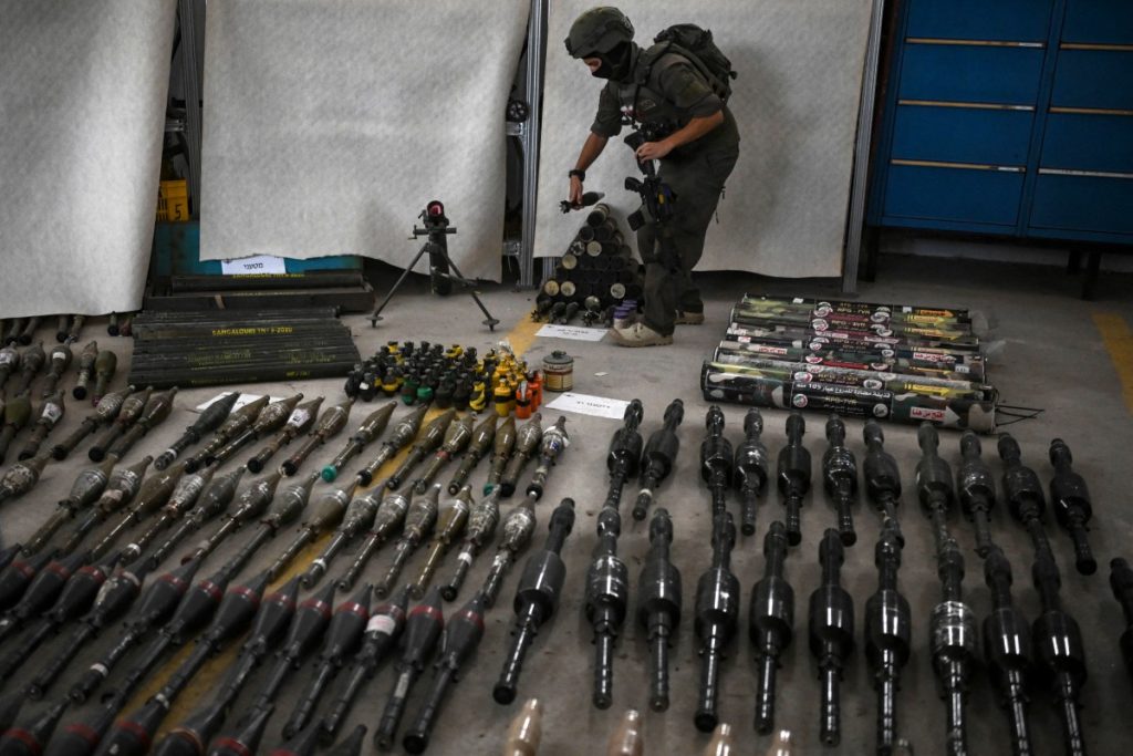 Israel muestra armas de Hamás que asegura proceden de Corea del Norte e Irán
