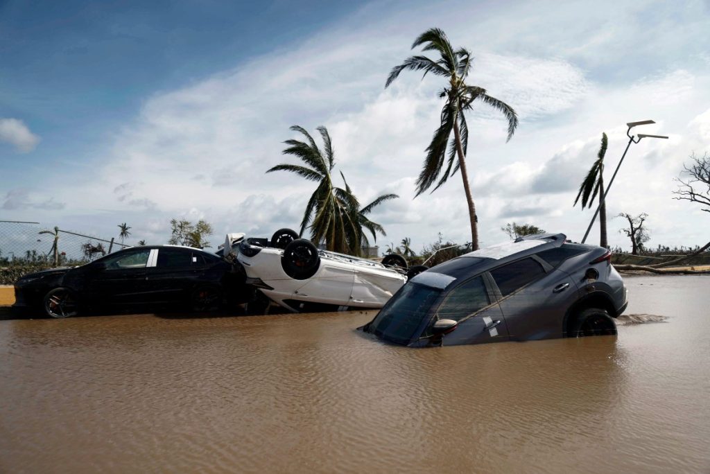 Se eleva a 39 el balance de muertos por huracán Otis en Acapulco, México