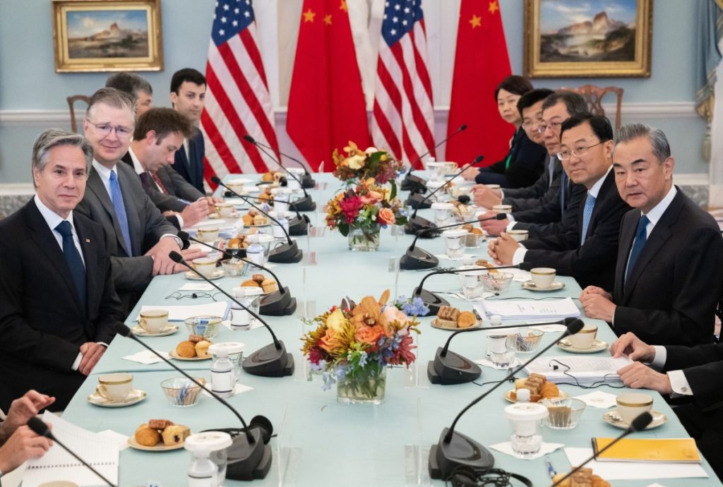 Biden se reúne con canciller chino e insta a trabajar juntos en «desafíos globales»