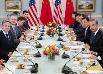 El secretario de Estado de Estados Unidos, Antony Blinken (i), y el ministro de Asuntos Exteriores chino, Wang Yi (derecha), observan durante una reunión en el Departamento de Estado de Estados Unidos en Washington, DC, el 27 de octubre de 2023. (Foto de SAUL LOEB / AFP)