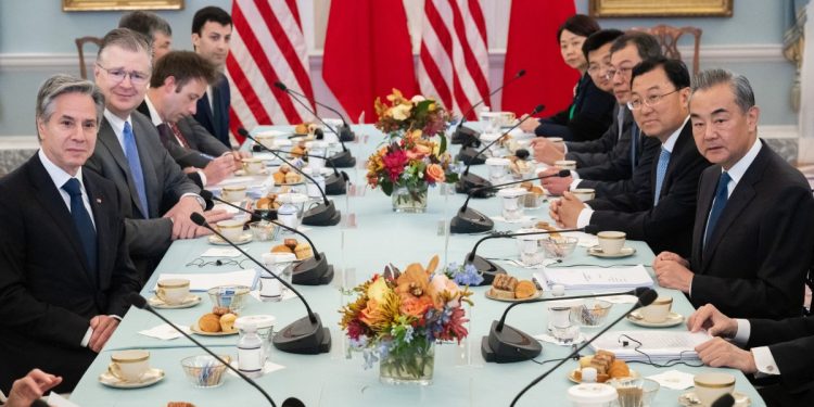 El secretario de Estado de Estados Unidos, Antony Blinken (i), y el ministro de Asuntos Exteriores chino, Wang Yi (derecha), observan durante una reunión en el Departamento de Estado de Estados Unidos en Washington, DC, el 27 de octubre de 2023. (Foto de SAUL LOEB / AFP)
