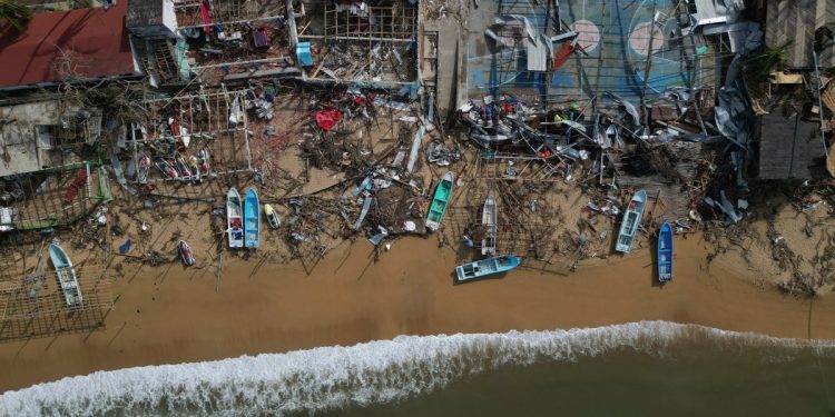 Aerial view of damages caused by the passage of Hurricane Otis in Puerto Marques, Guerrero State, Mexico, on October 28, 2023. - The death toll from an extraordinarily powerful hurricane that blasted the Mexican resort city of Acapulco rose Saturday to 39, the Mexican government said. (Photo by Rodrigo OROPEZA / AFP)