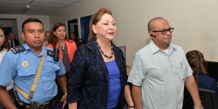 La exmagistrada Alba Luz Ramos junto al exvocero Roberto Larios, ambos destituidos de la Corte Suprema de Justicia