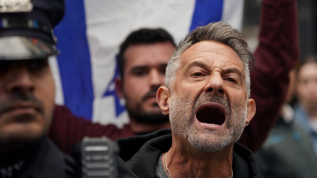 os partidarios de Israel se enfrentan a personas que se manifiestan en apoyo de los palestinos en Times Square en Nueva York el 8 de octubre de 2023 después de que el grupo militante palestino Hamas lanzara un ataque contra Israel. Foto: Artículo 66 / AFP