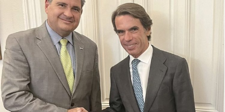 El vocero de Monteverde Juan Sebastián Chamorro se reunió con el expresidente de España, José María Aznar.