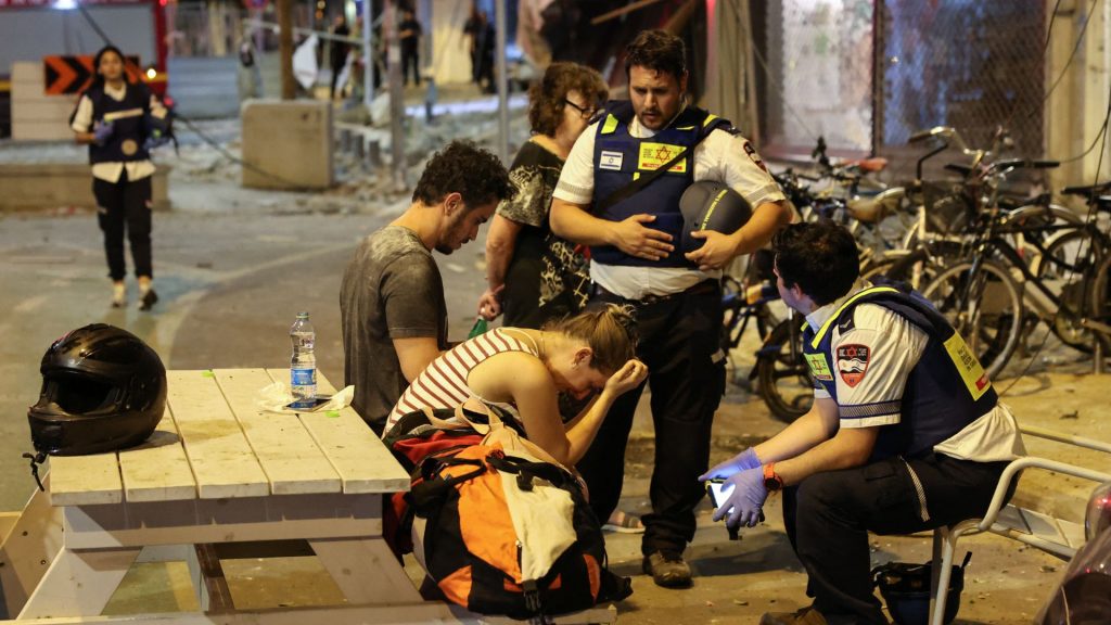 Una joven reacciona mientras habla con los rescatistas israelíes en Tel Aviv, después de que un cohete disparado por militantes palestinos desde la Franja de Gaza el siete de octubre. Foto: Artículo 66 / AFP