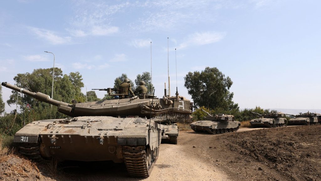 Una columna de tanques Merkava israelíes se acumula en las afueras de la ciudad norteña de Kiryat Shmona, cerca de la frontera con el Líbano, hoy, ocho de octubre. Foto: Artículo 66 / AFP