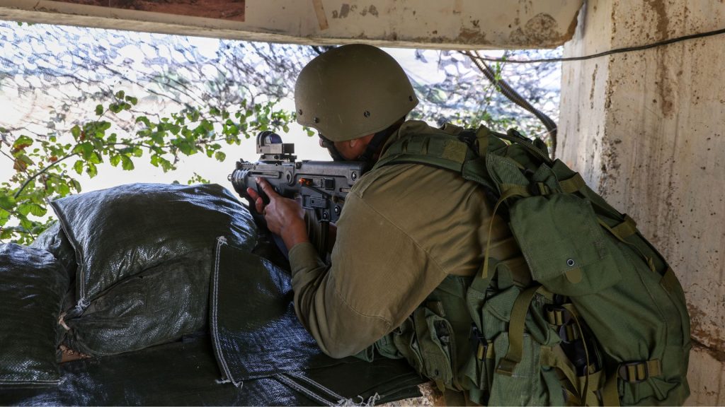Un soldado israelí ocupa una posición en la ciudad de Metula, en el norte de Israel, en la frontera con el Líbano. Foto: Artículo 66 / AFP