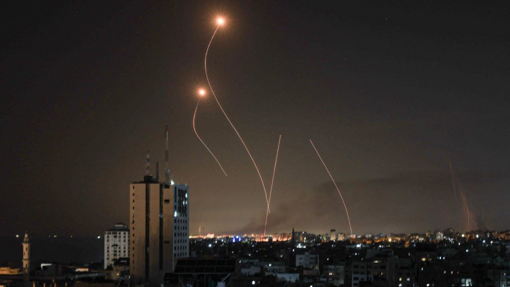 EE.UU. entrega armas y municiones a Israel y refuerza su presencia militar