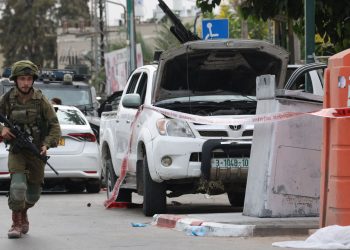 Un soldado israelí hace guardia junto a una camioneta montada con una ametralladora en la ciudad sureña de Sderot el 7 de octubre de 2023, después de que el grupo militante palestino Hamas lanzara un ataque sorpresa a gran escala contra Israel. Foto: Artículo 66 /AFP