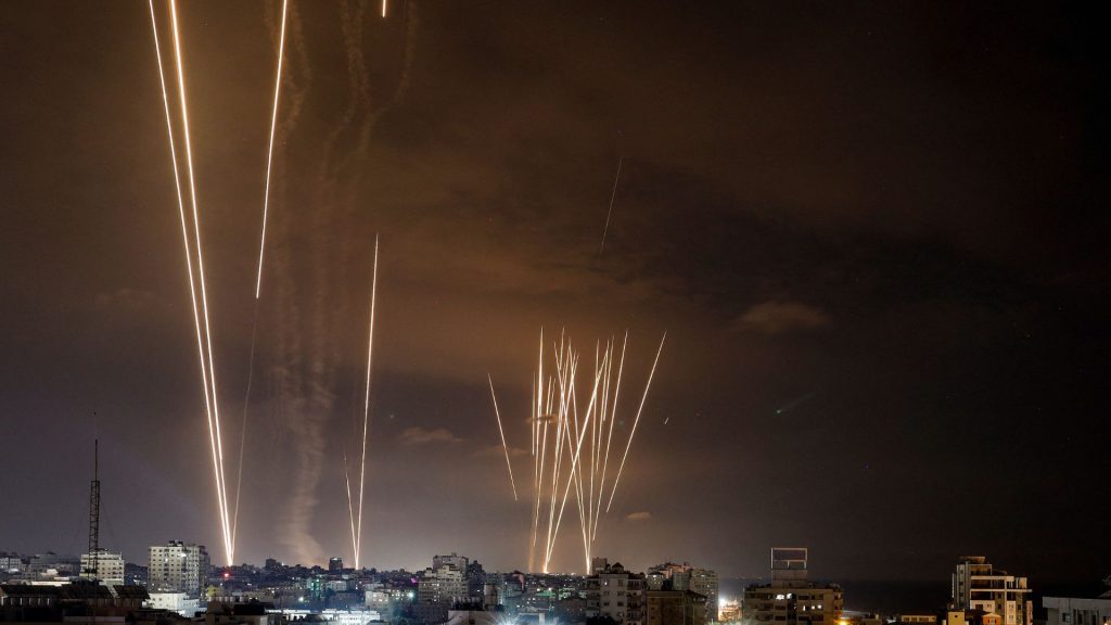 Militantes palestinos disparan una salva de cohetes desde la ciudad de Gaza hacia Israel, este sábado, siete de octubre. Foto: Artículo 66 / AFP