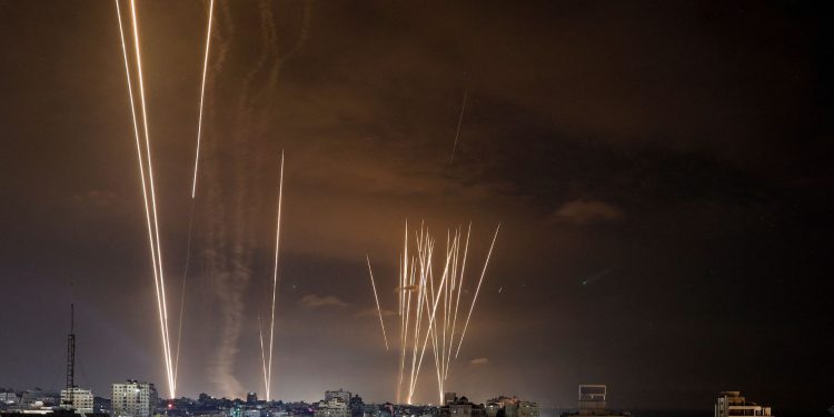 Militantes palestinos disparan una salva de cohetes desde la ciudad de Gaza hacia Israel, este sábado, siete de octubre. Foto: Artículo 66 / AFP
