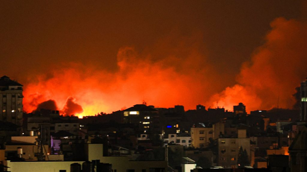 Una columna de humo se eleva sobre los edificios de la ciudad de Gaza durante un ataque aéreo israelí, este domingo, ocho de octubre. Foto: Artículo 66 / AFP